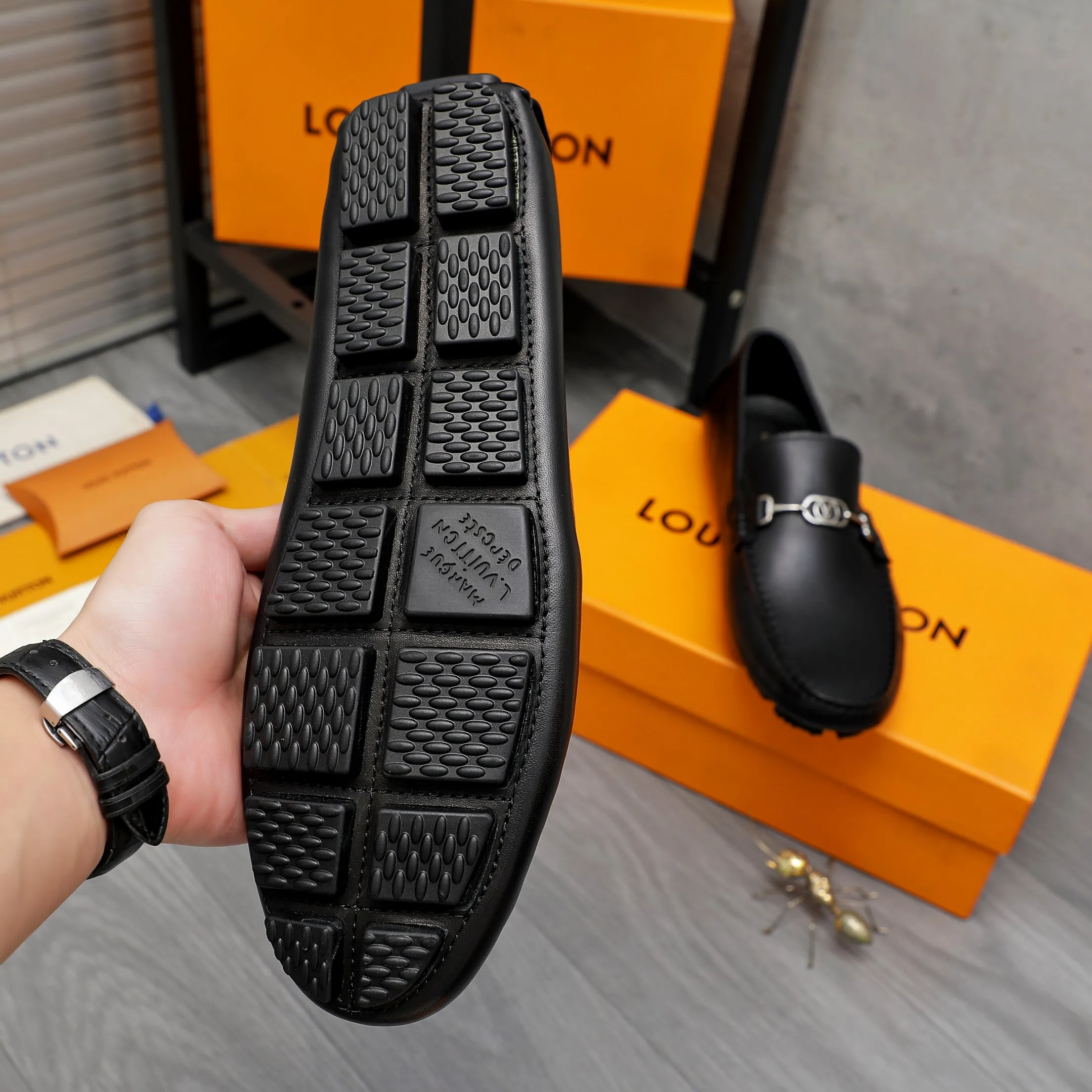 Men's shoes 💰400 Product trademark: LV "Louis Vuitton" casual slip-on shoes Regular size: 38-45 (45 is custom-made and non-returnable) Product materials: Selected high-quality cowhide upper, pigskin lining, original non-slip outsole
